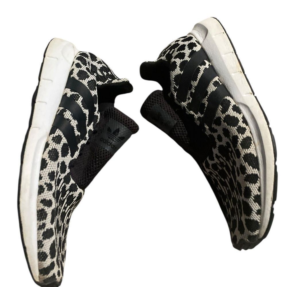 Adidas size 9 Leopard Print ladies Shoes great condition see pics